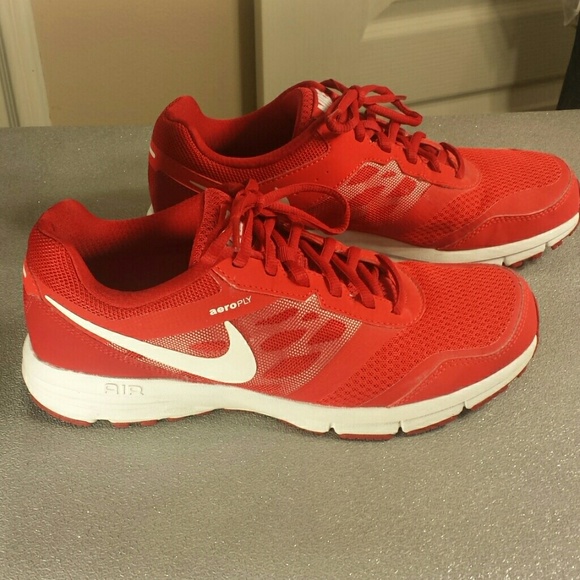 nike women's red tennis shoes
